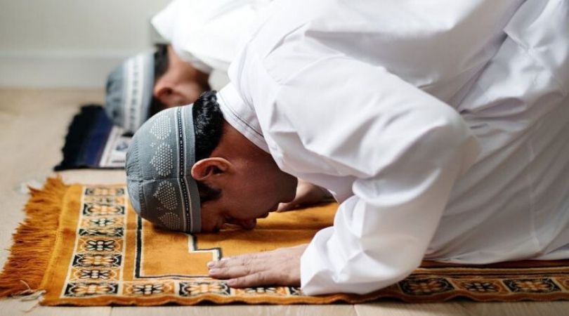Cara Sholat dalam Situasi Sulit dan Sempit, Konsultasi Syariah-min